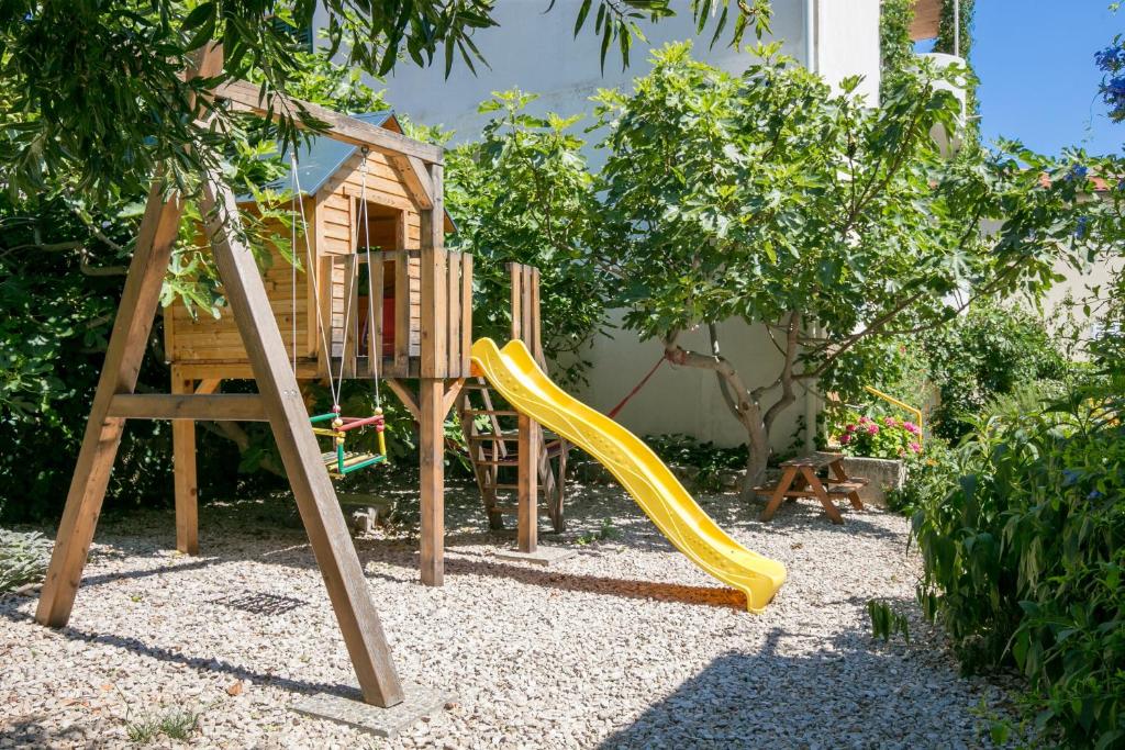 Apartments by the sea Igrane, Makarska - 24626