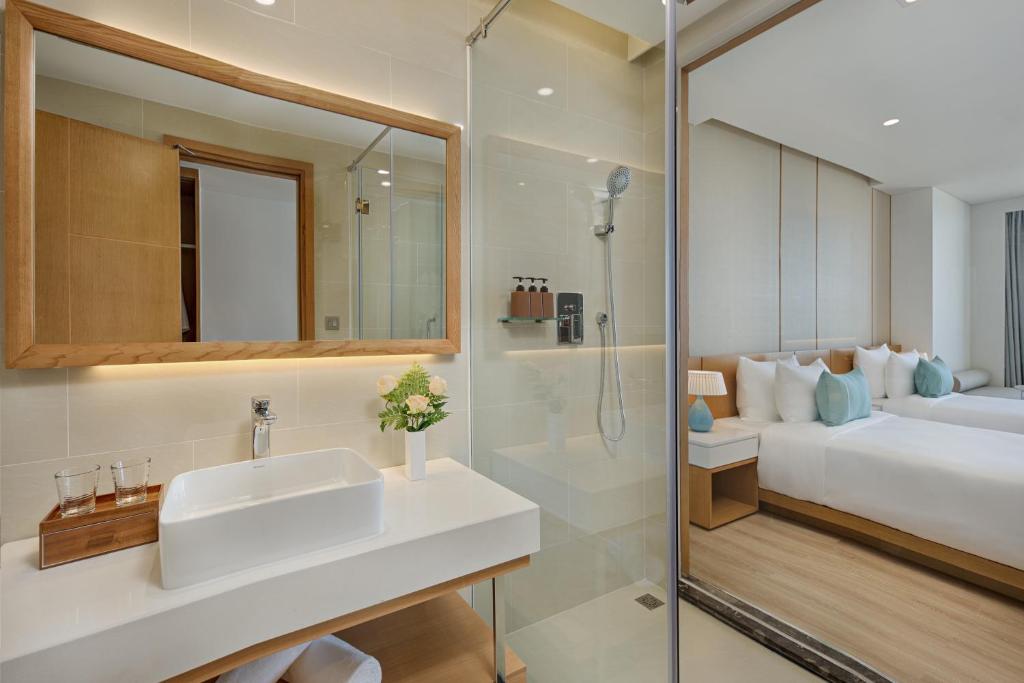 Premier Twin Room Partial Sea View with Balcony and Bathtub