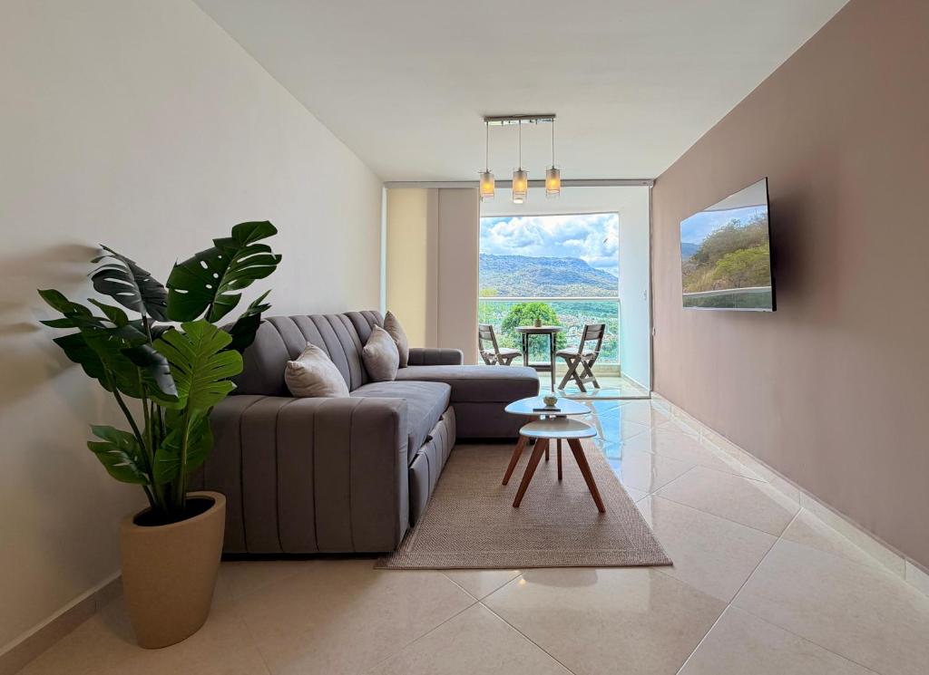 a living room with a couch and a table at Espacio cómodo, piscina, jacuzzi y parqueadero in San Gil