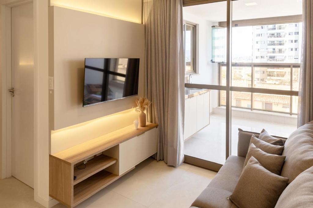 a living room with a tv and a couch at Edifício Catamara in Vila Velha