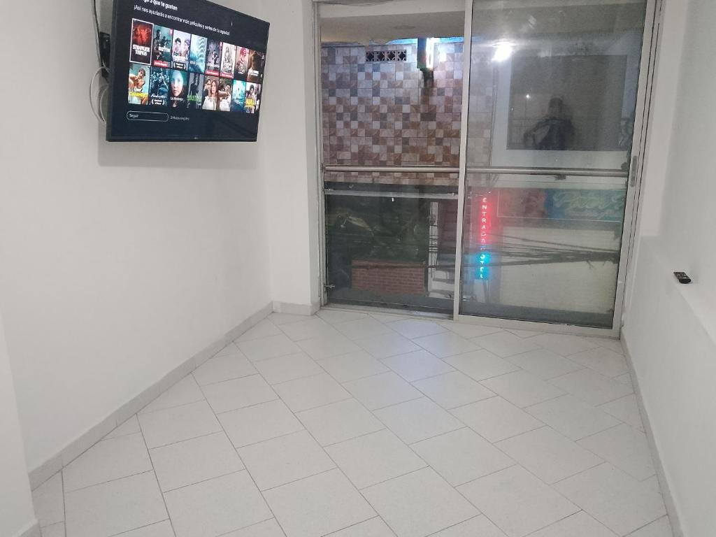 a room with a white tiled floor and a window at WalApar in San Rafael