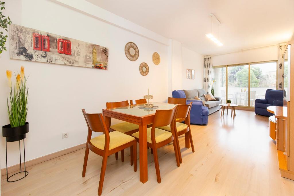 a dining room and living room with a table and chairs at El rincón de las Delicias in Zaragoza