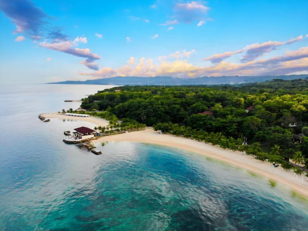 an aerial view of a beach in the ocean at El Mar Resort in Sampong