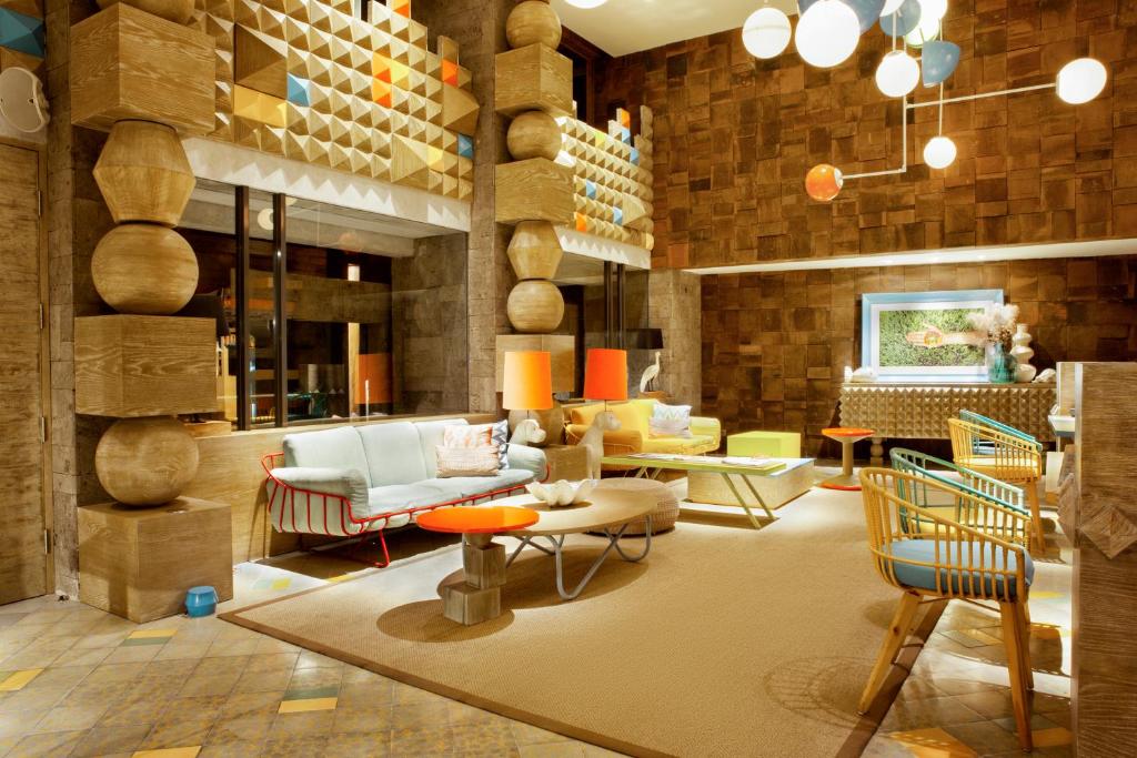 Uma área de estar em Tijili Hotel Seminyak