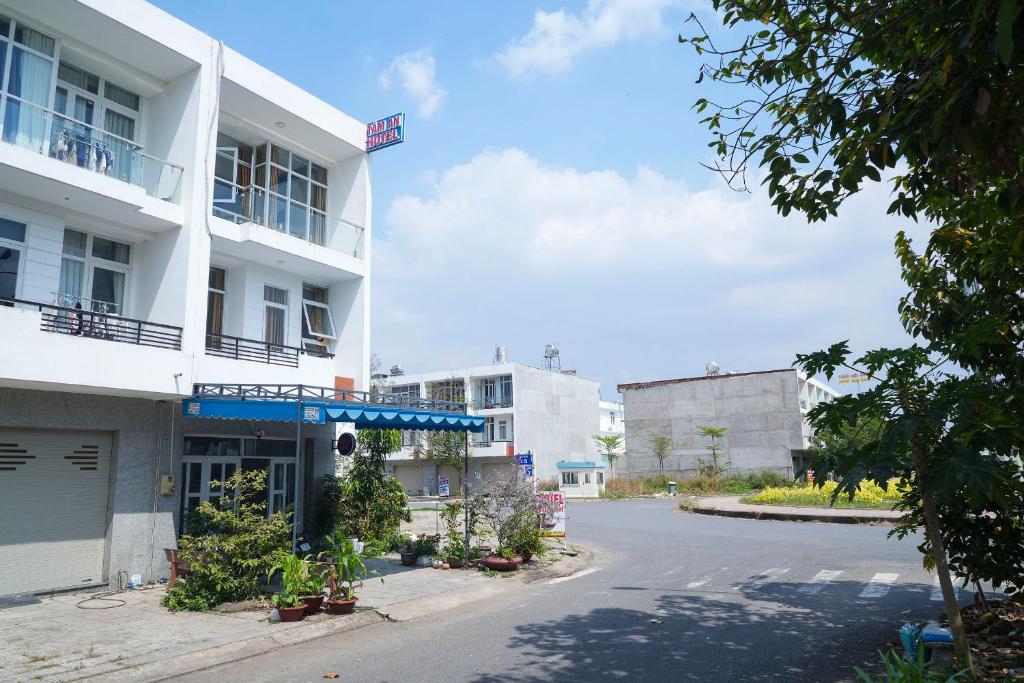an empty street in front of a white building at Tâm An Hotel in Nhơn Trạch