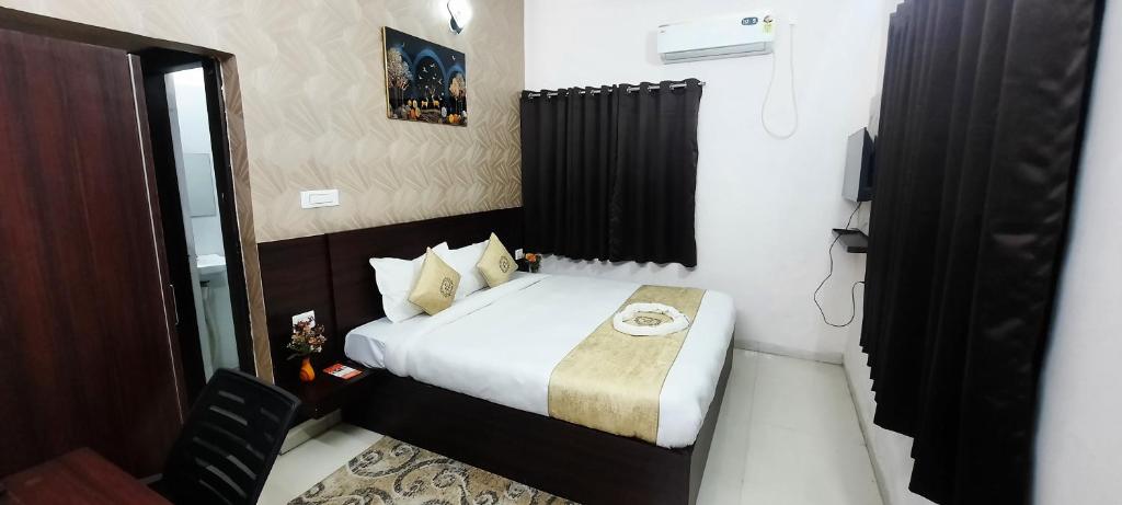 a bedroom with a bed in a room at hotel silver fountain in Jāmb