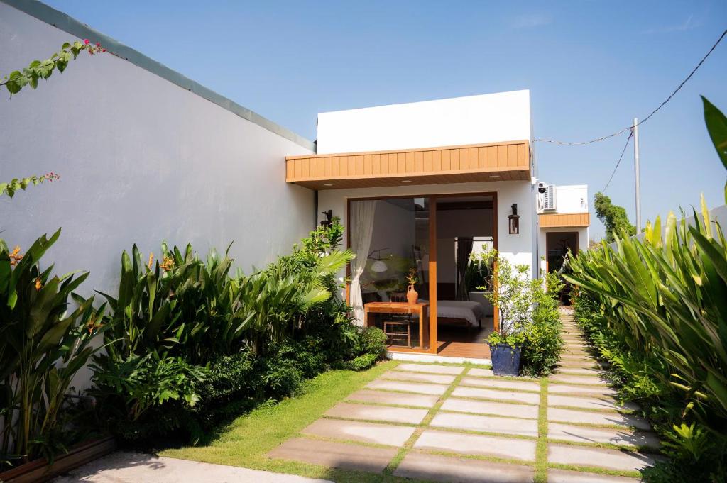 a house with a pathway leading to the front door at MAISON à SADEC in Ấp Tân An (2)