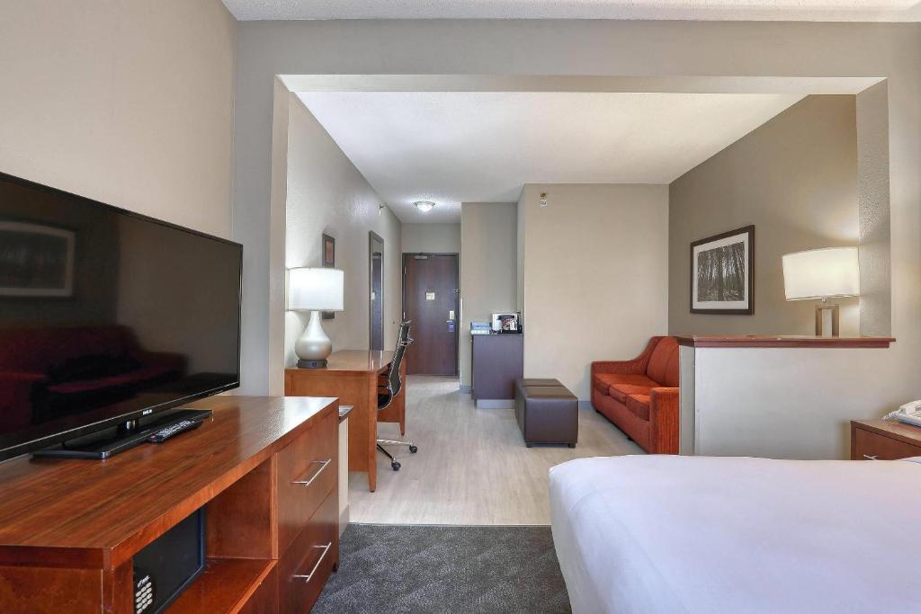 Comfort Suites Madison West - Middleton photo