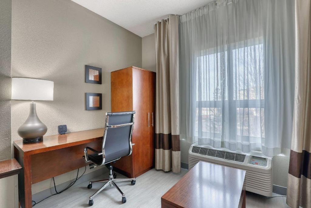 Comfort Suites Madison West - Middleton photo