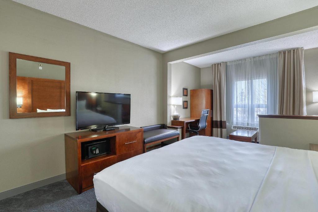 Comfort Suites Madison West - Middleton photo