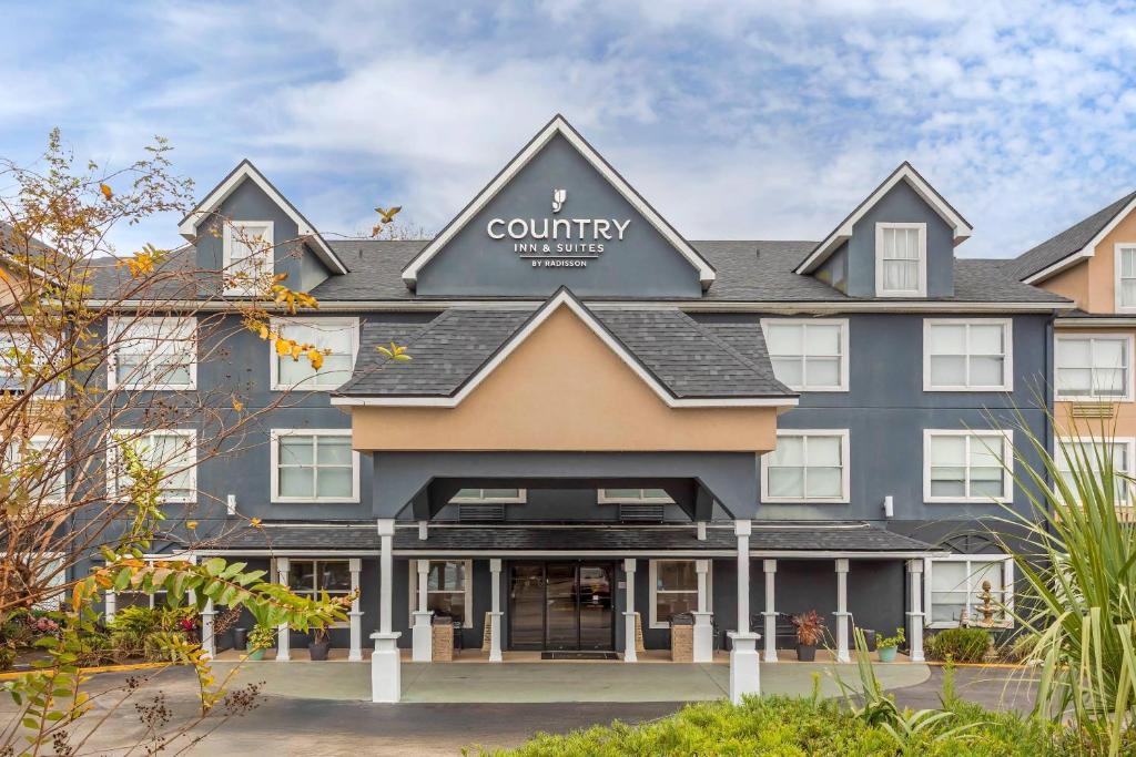 a building with a sign on the front of it at Country Inn & Suites by Radisson, Jacksonville - Orange Park in Orange Park