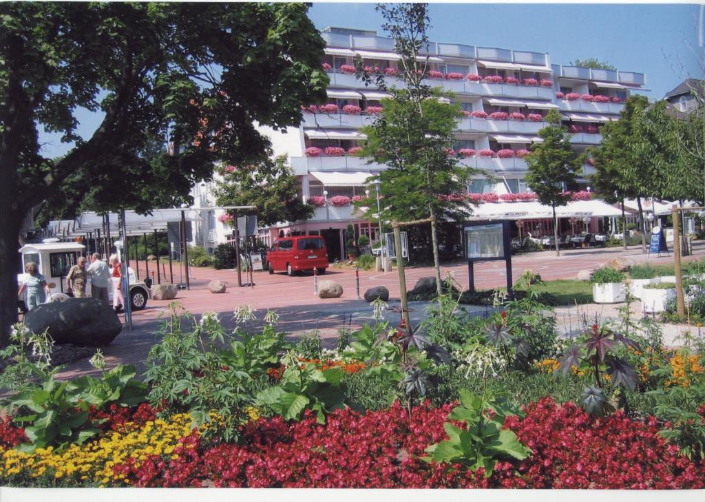 un jardín de flores frente a un edificio en Kurpark-Hotel, en Bad Salzuflen