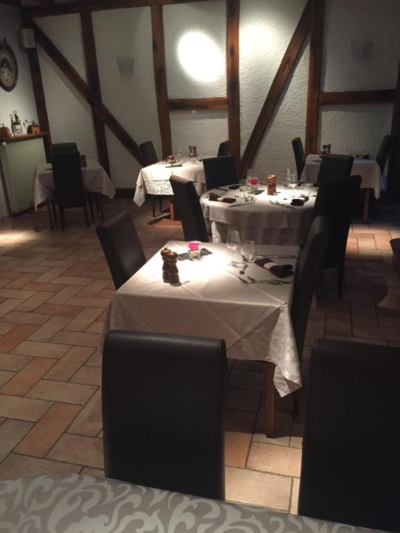 Posezení v ubytování Logis Auberge Des Moissons