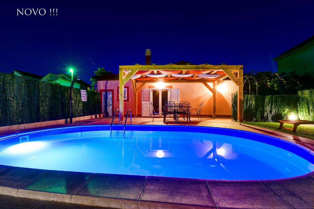 Bazén v ubytovaní Holiday home Orange with heated pool and parking alebo v jeho blízkosti