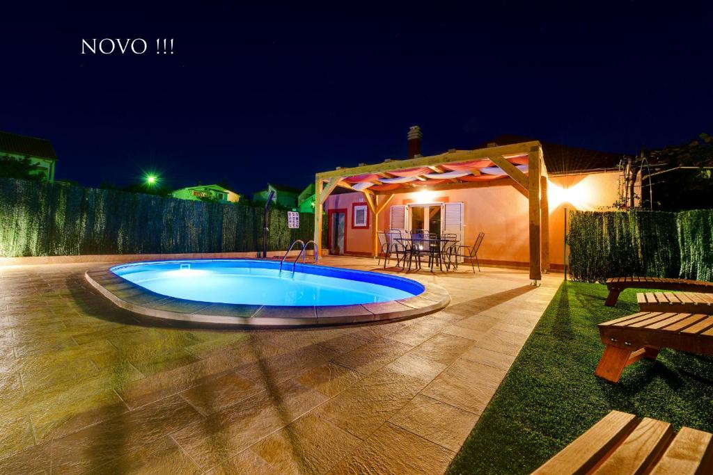Bazén v ubytovaní Holiday home Orange with heated pool and parking alebo v jeho blízkosti