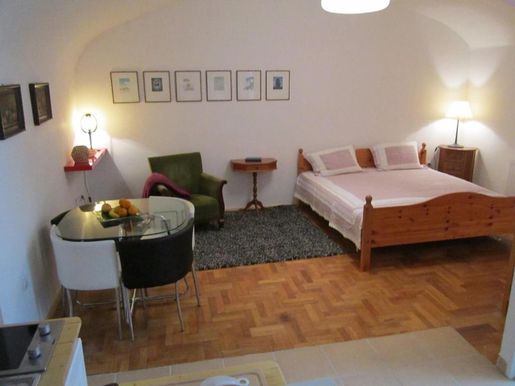 ブダペストにあるToldi Apartmanのベッドルーム1室(ベッド1台、テーブル、椅子付)
