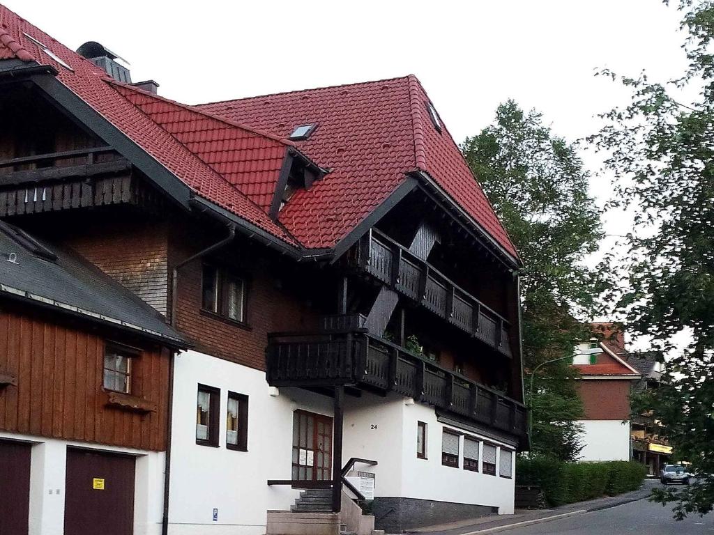 ein Haus mit einem roten Dach und einem weißen in der Unterkunft Ferienwohnung Karin in Schonach