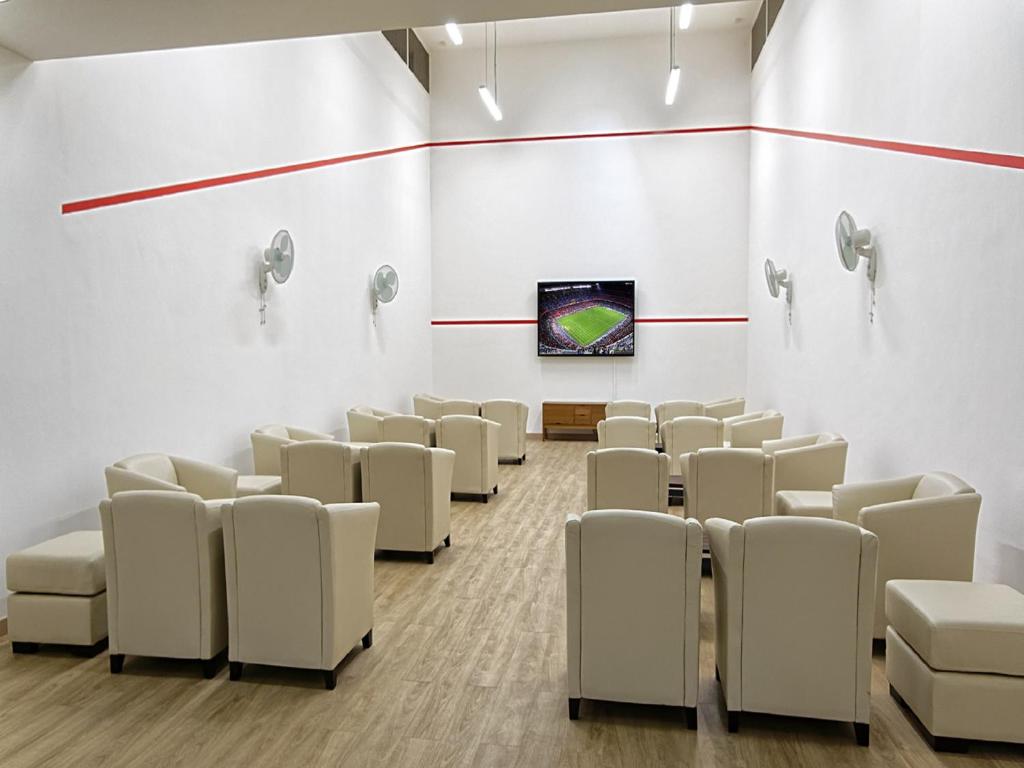 TV a/nebo společenská místnost v ubytování Idyll Suites - Adults Only