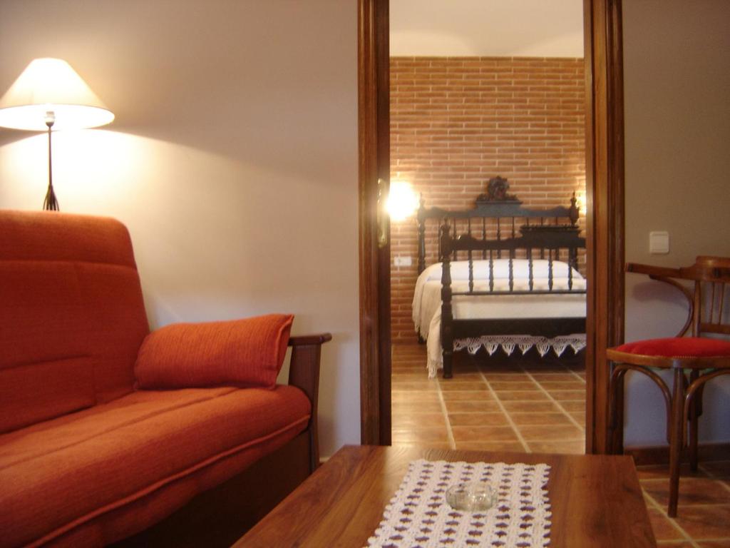 Postel nebo postele na pokoji v ubytování Hostal Casa Laure y Mª Jose