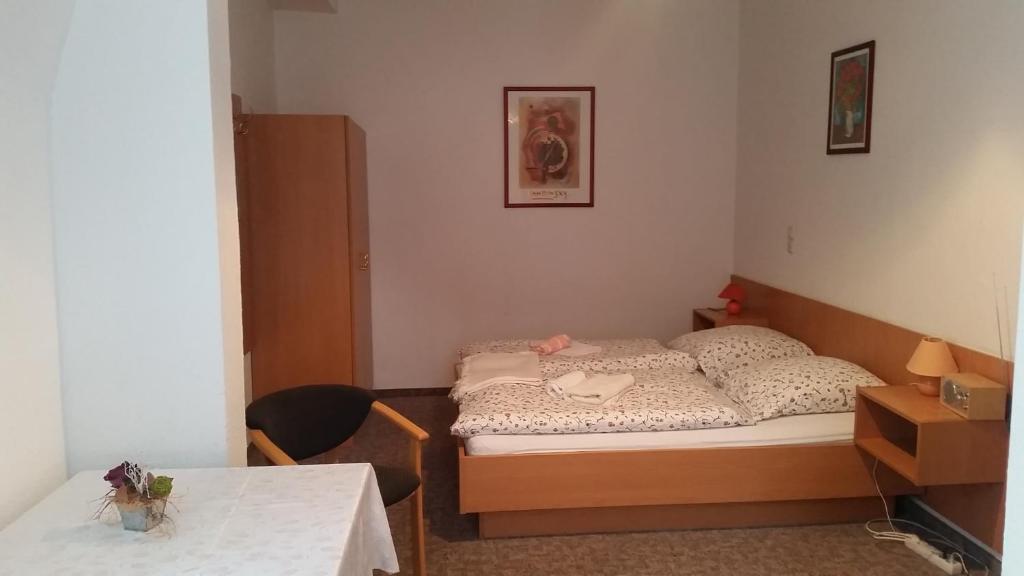 Pension und Restaurant Die Burg - Dreibettzimmer Mit Dusche