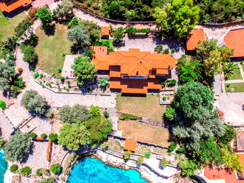 イエリソスにあるKiparissi Villa Halkidikiのプール付きの家屋の空中ビュー