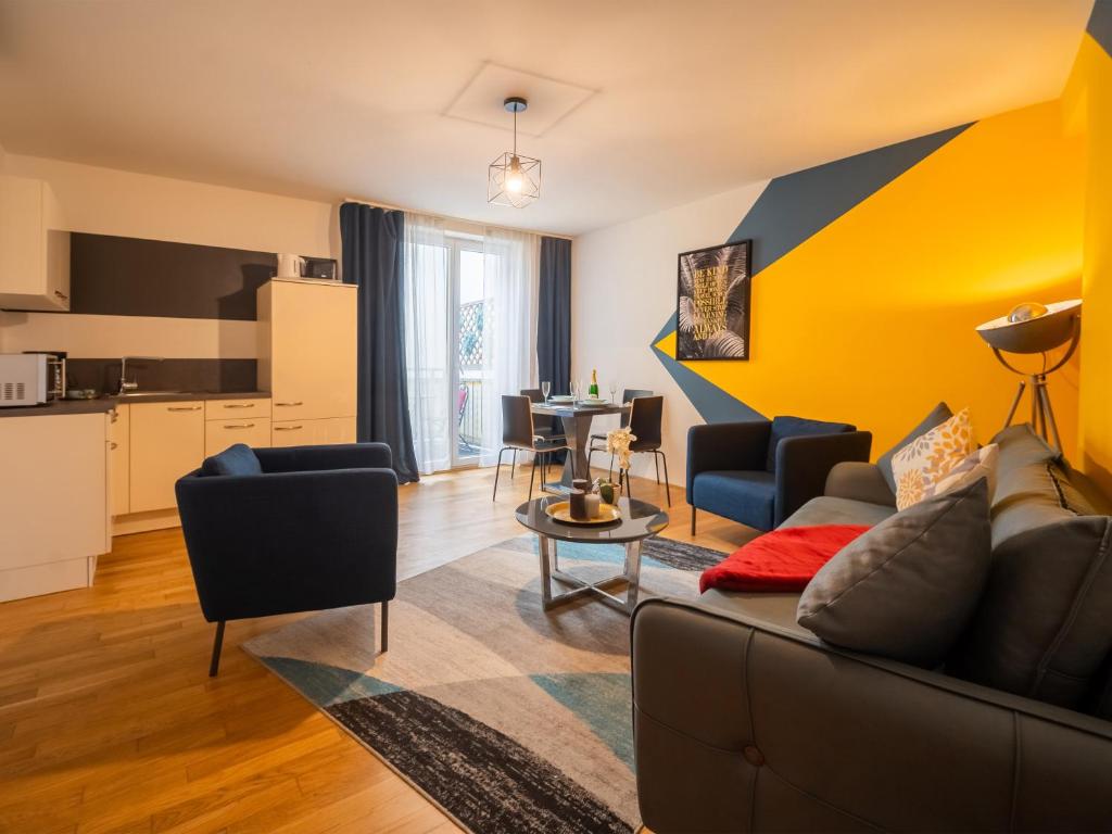 Balcony Apartment for 4 near Naschmarkt & Kettenbrückengasse U4 Metro