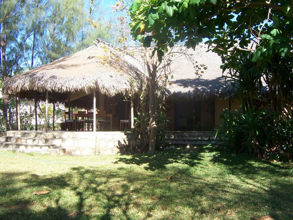 a small hut with a grass roof at Villa Miadana in Mahajanga