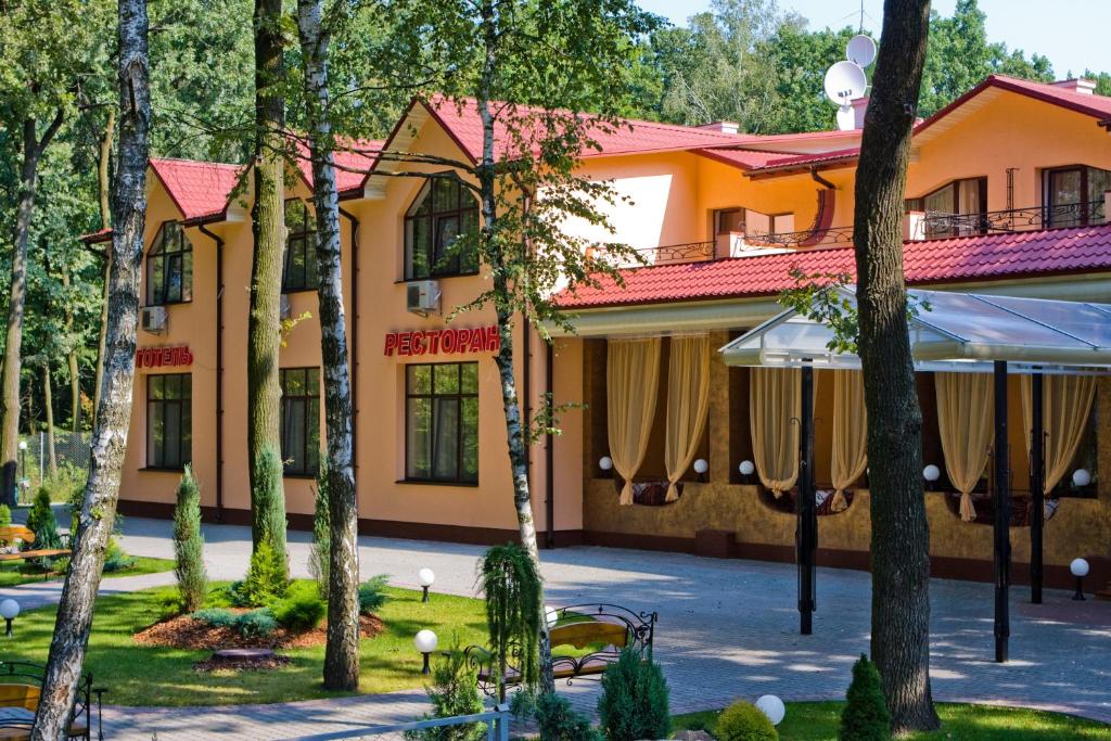 un edificio con árboles delante de él en Hotel Complex Zelenyi Gai, en Kopachuvka