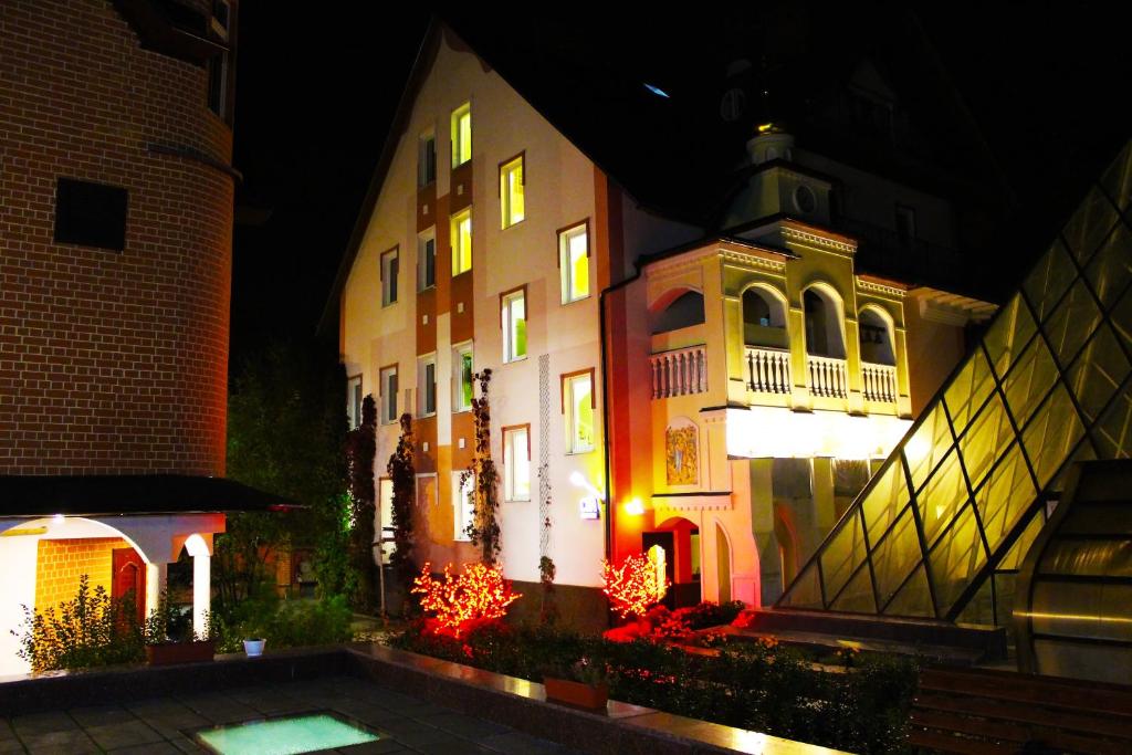 a building at night with lights in front of it w obiekcie Ecohotel Snegiryok w mieście Snegiri