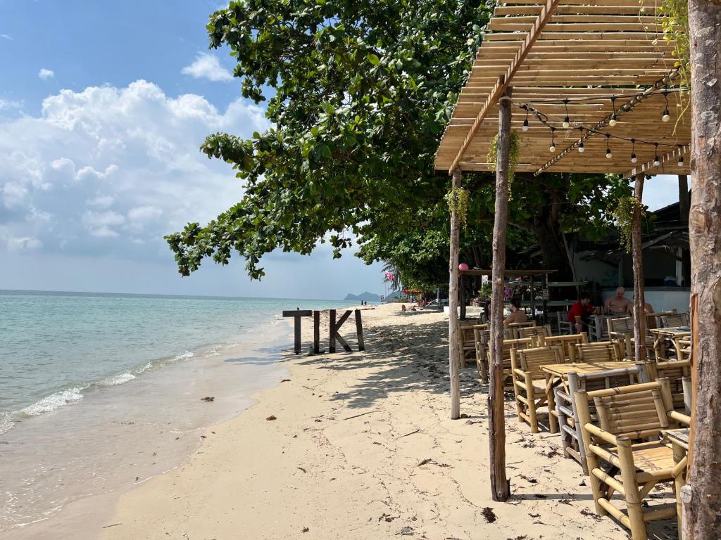 Foto 6 de Tiki Beach - Resort, Beach Bar, Restaurant, Co-working