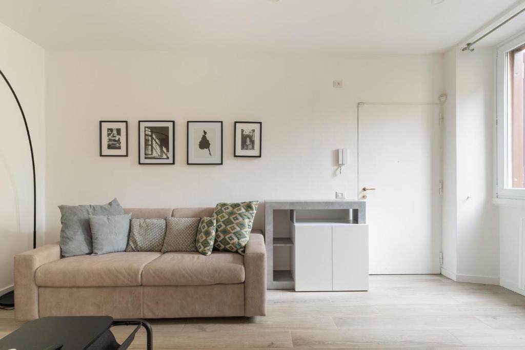 GuestHost - Bright Flat near Stazione Centrale