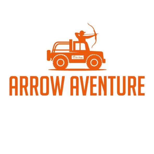 ein Bild eines Traktors mit dem Schriftzug „Arrow Insurance“ in der Unterkunft Arrow aventure in Saint-Étienne-de-Villeréal