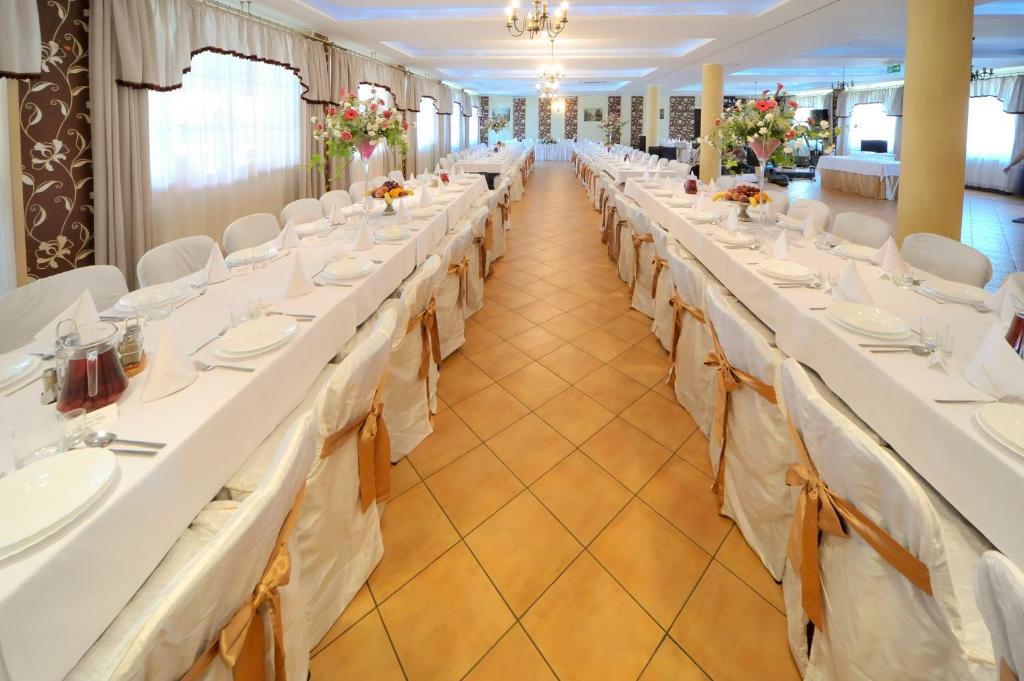 Reštaurácia alebo iné gastronomické zariadenie v ubytovaní Stary Młyn