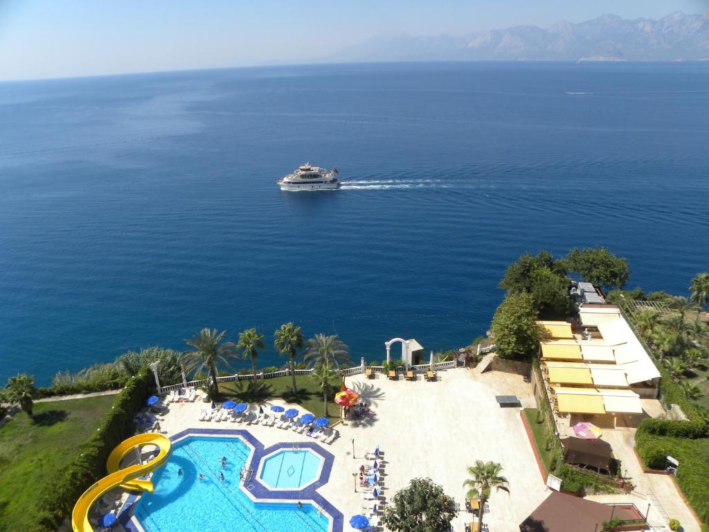 un crucero en el agua con un complejo en Adonis Hotel en Antalya