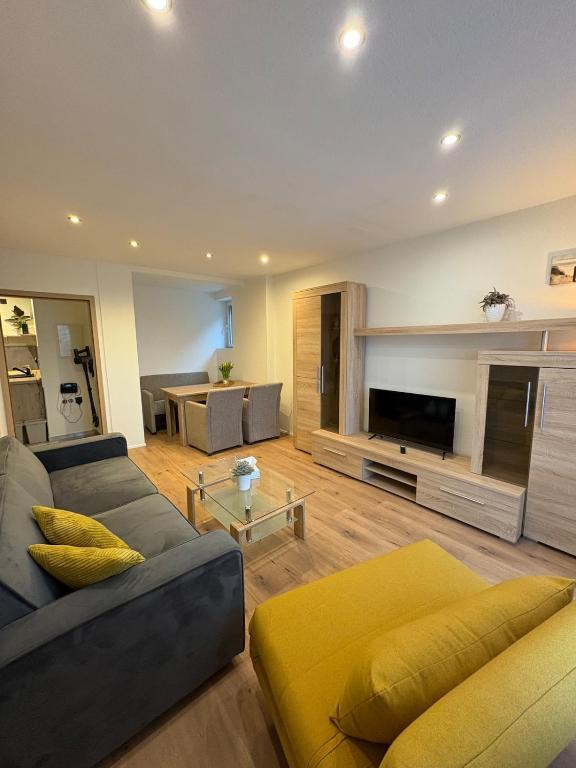 a living room with a couch and a television at Entspannt wohlfühlen! in Gießen