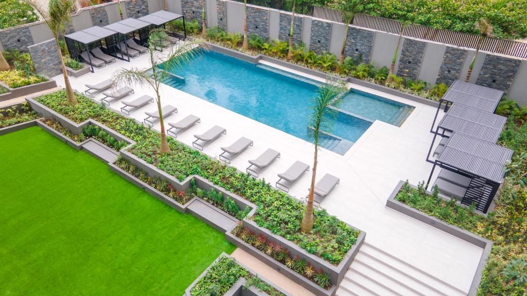 una vista dall'alto di una piscina con sedie e un prato di The Bantree a Accra