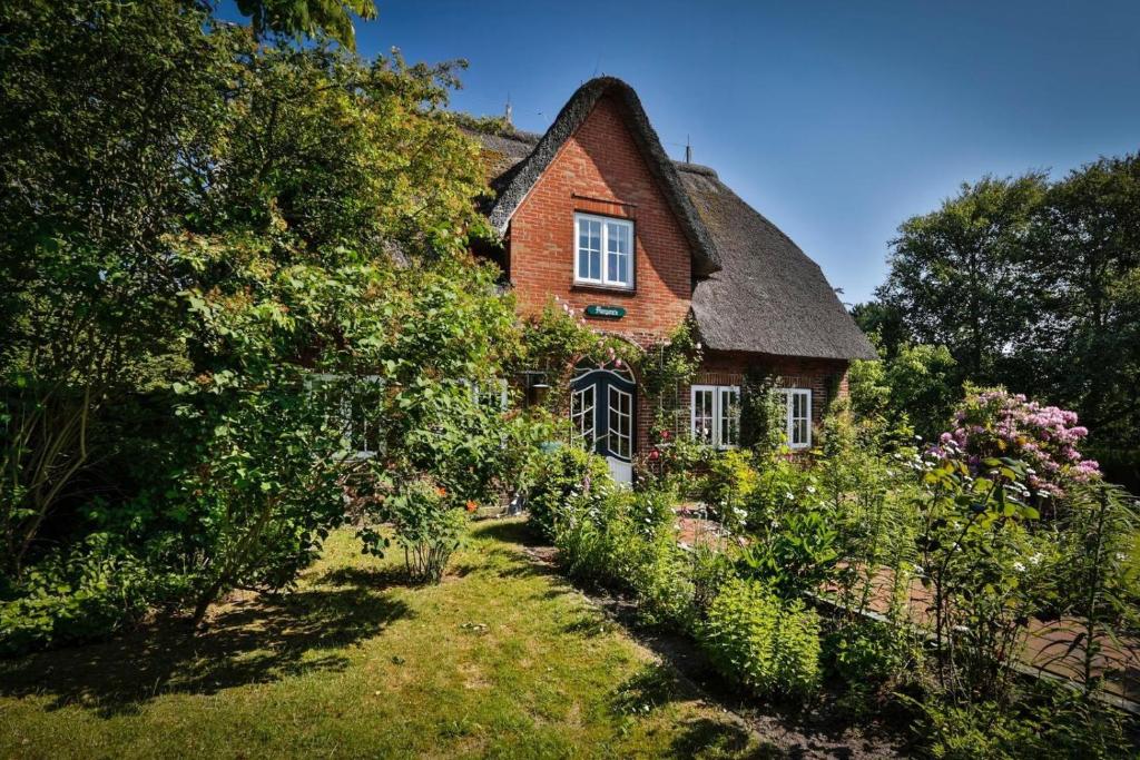 an old brick house with a garden in front of it at Haus-Margarete-Westwind in Kampen