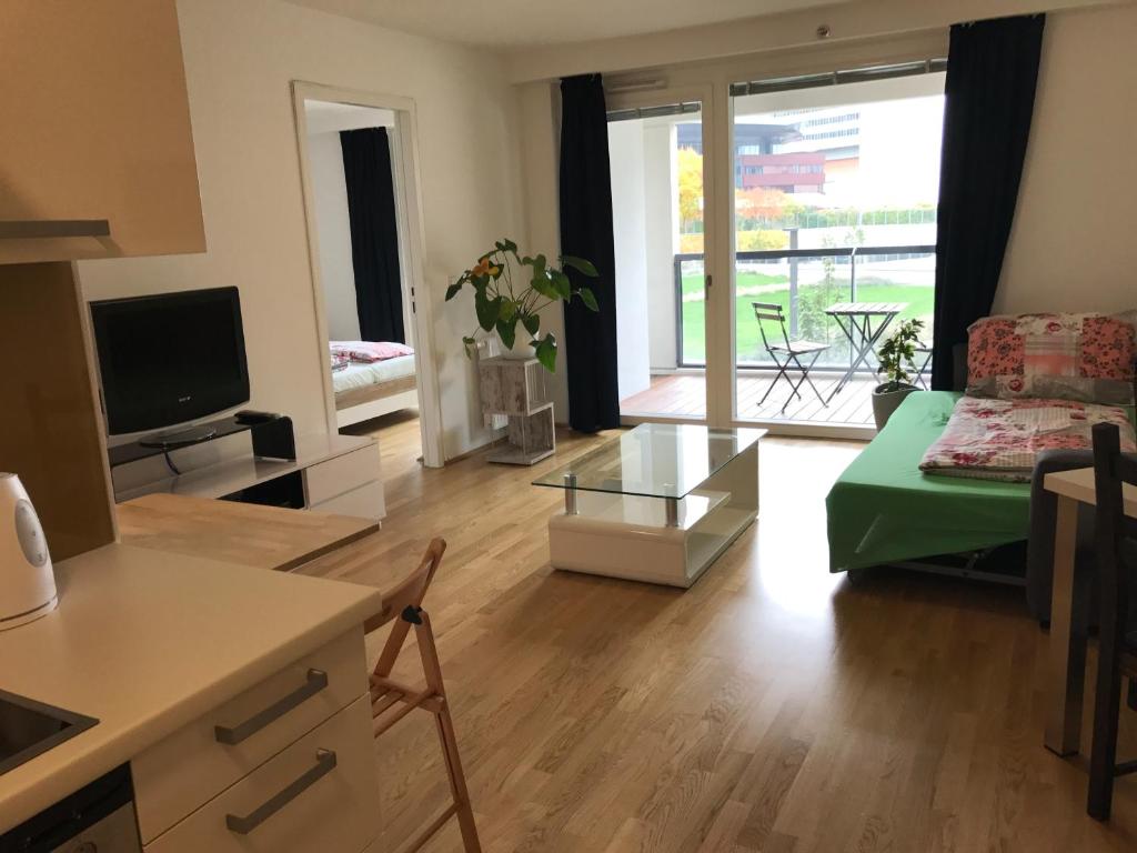 A television and/or entertainment centre at Apartment with parking on premise