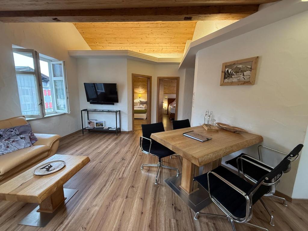 a living room with a wooden table and chairs at Ferienwohnung Kramerblick Marienplatz in Garmisch-Partenkirchen