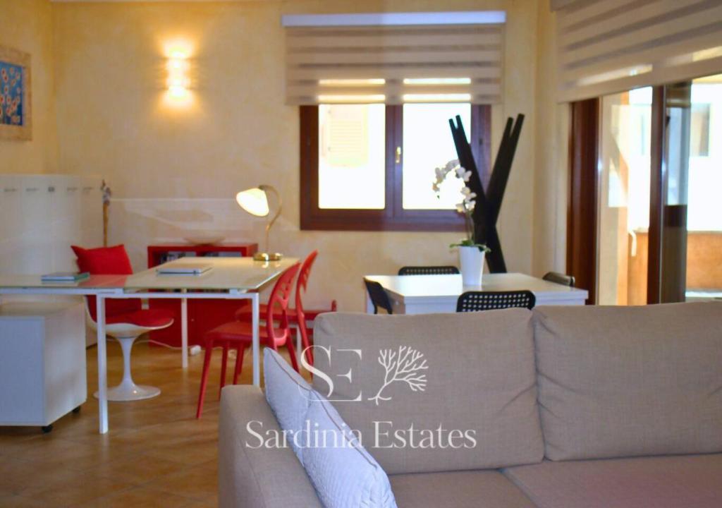 a living room with a couch and a table at Pieno centro con parcheggio - Palau in Palau