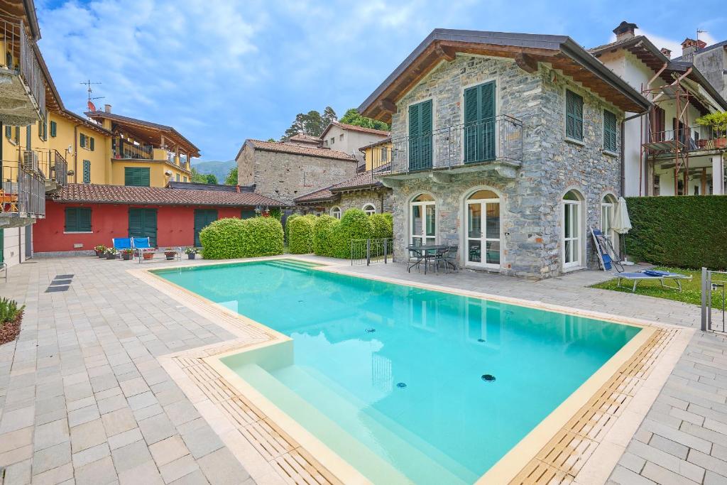 spiaggia uno pool side apartment