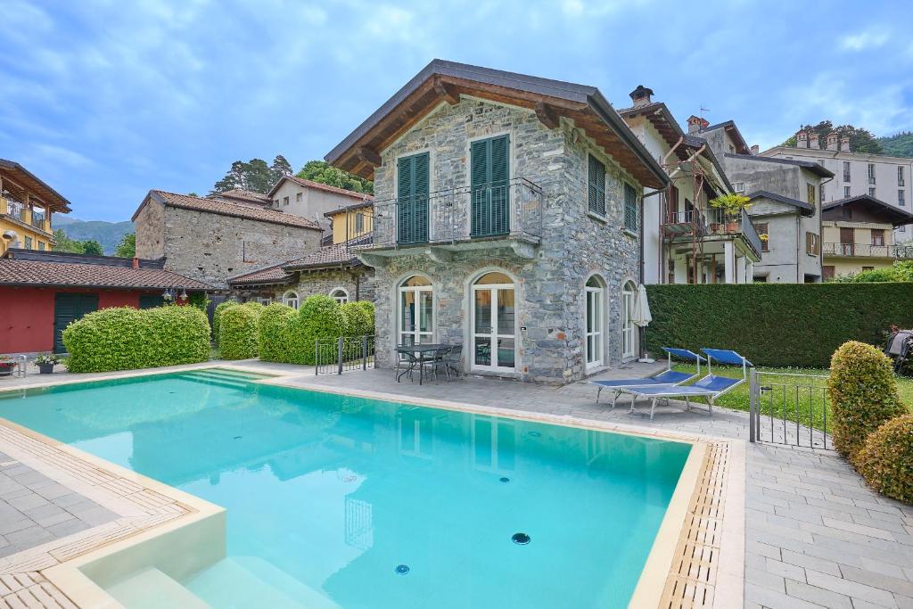 spiaggia uno pool side apartment