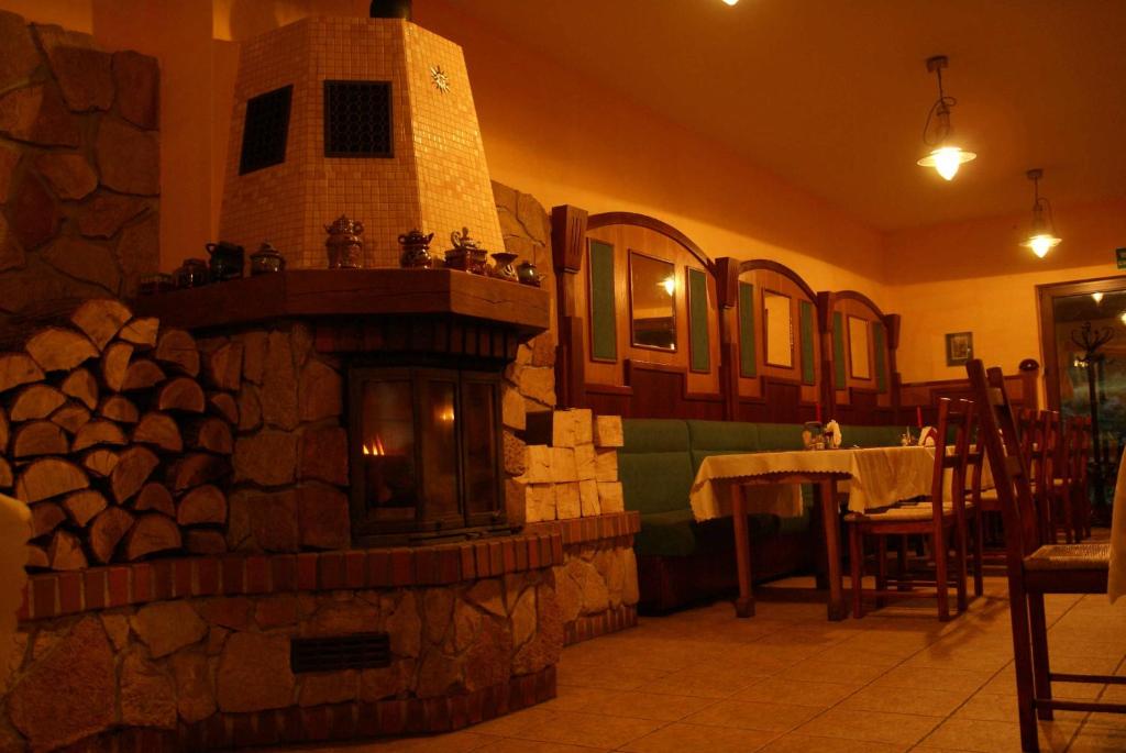 Reštaurácia alebo iné gastronomické zariadenie v ubytovaní Hotel Twardowski