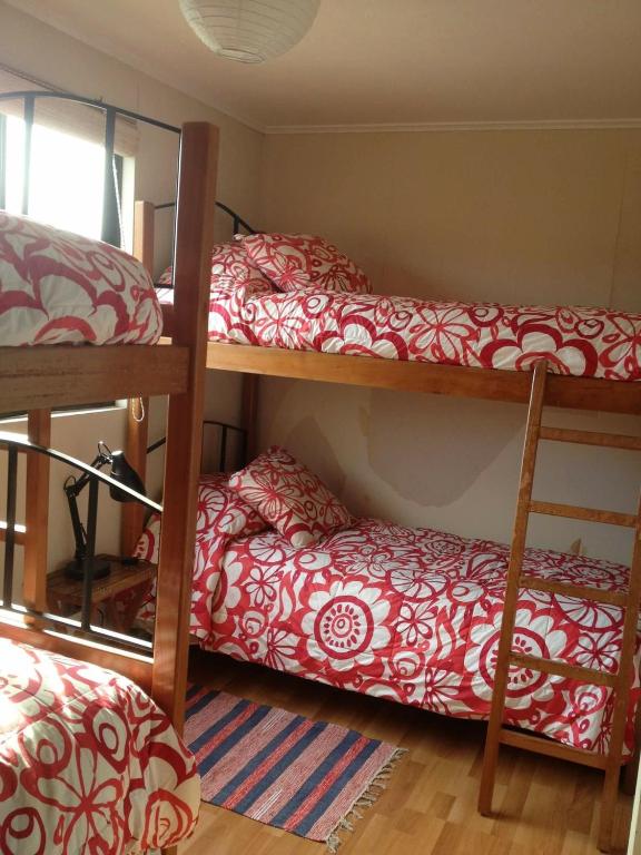a room with two bunk beds and a couch at Horcon Condominio CAUCAU in Horcón