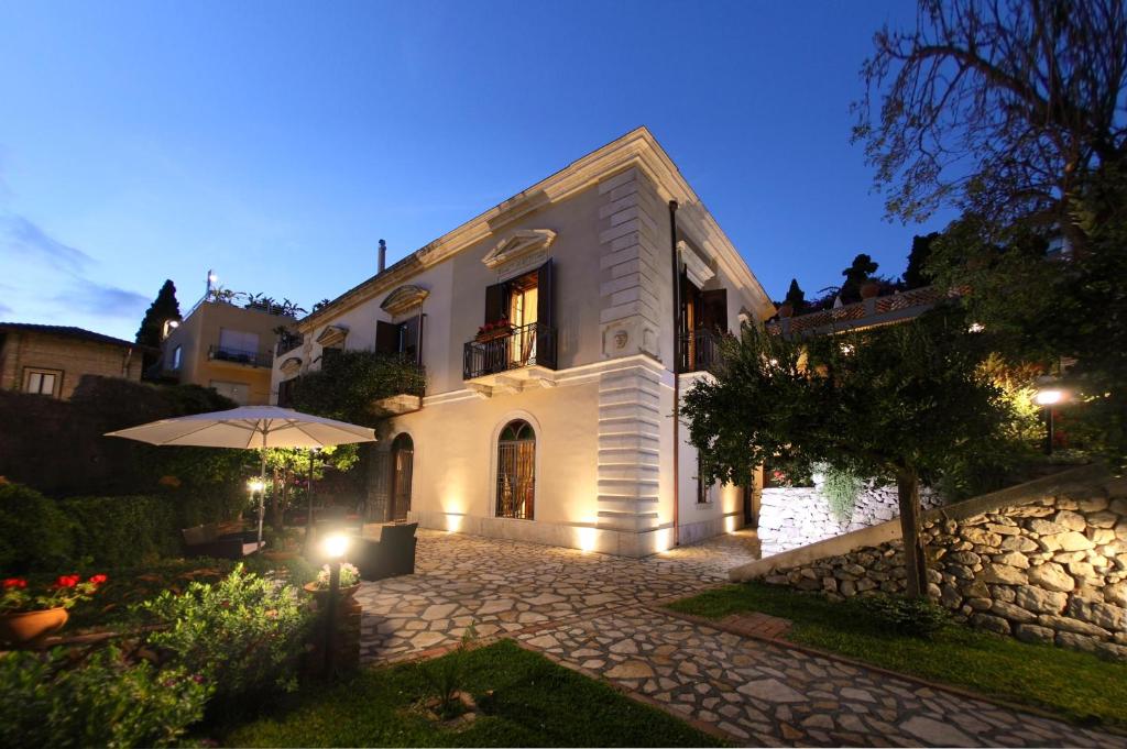 The building in which A villát is located