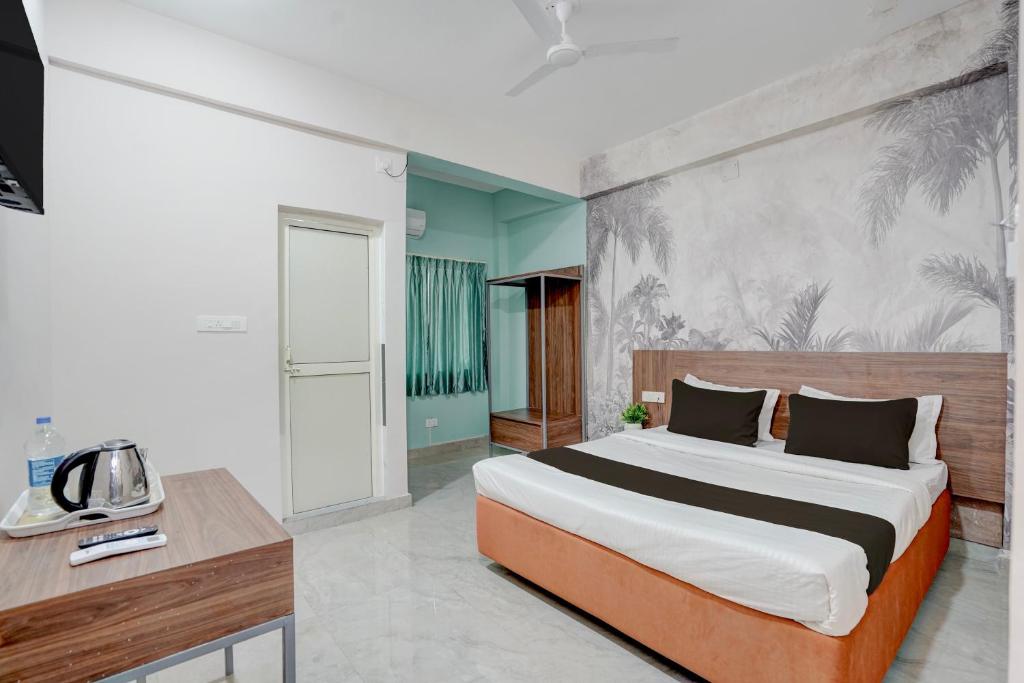 a bedroom with a large bed in a room at Super HOTEL O KASHIKKAA PREMIUM in Bhubaneshwar