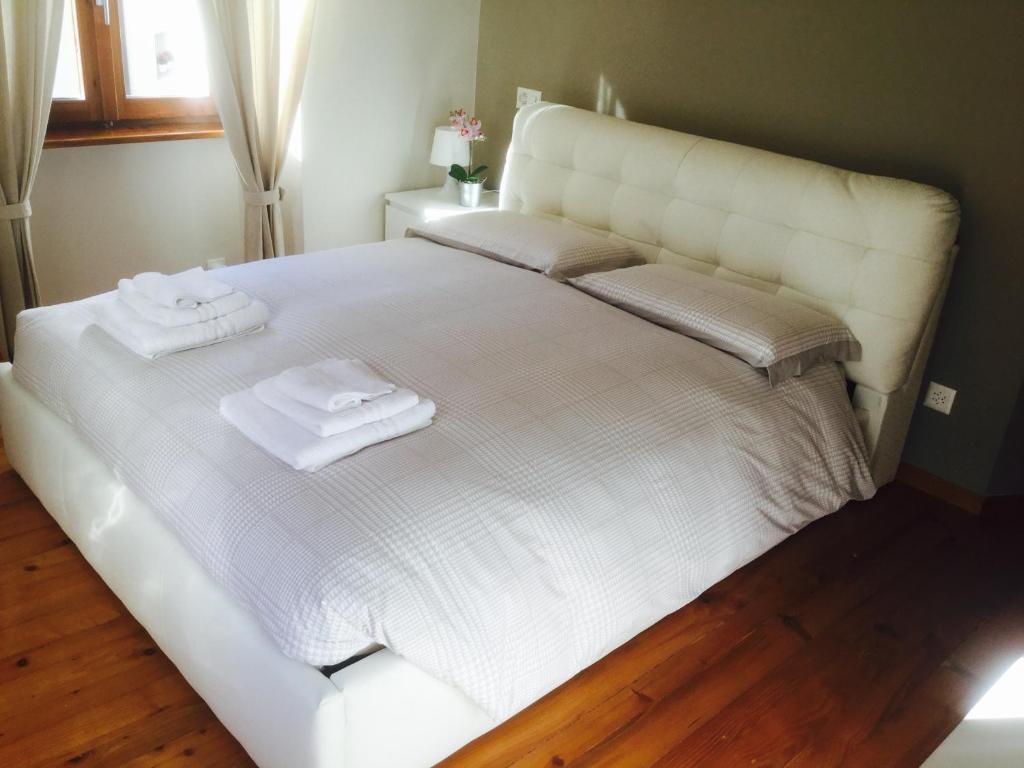 A bed or beds in a room at CHARLOTTE casa vacanze
