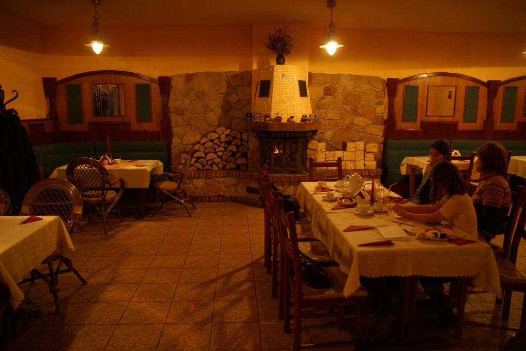 Reštaurácia alebo iné gastronomické zariadenie v ubytovaní Hotel Twardowski