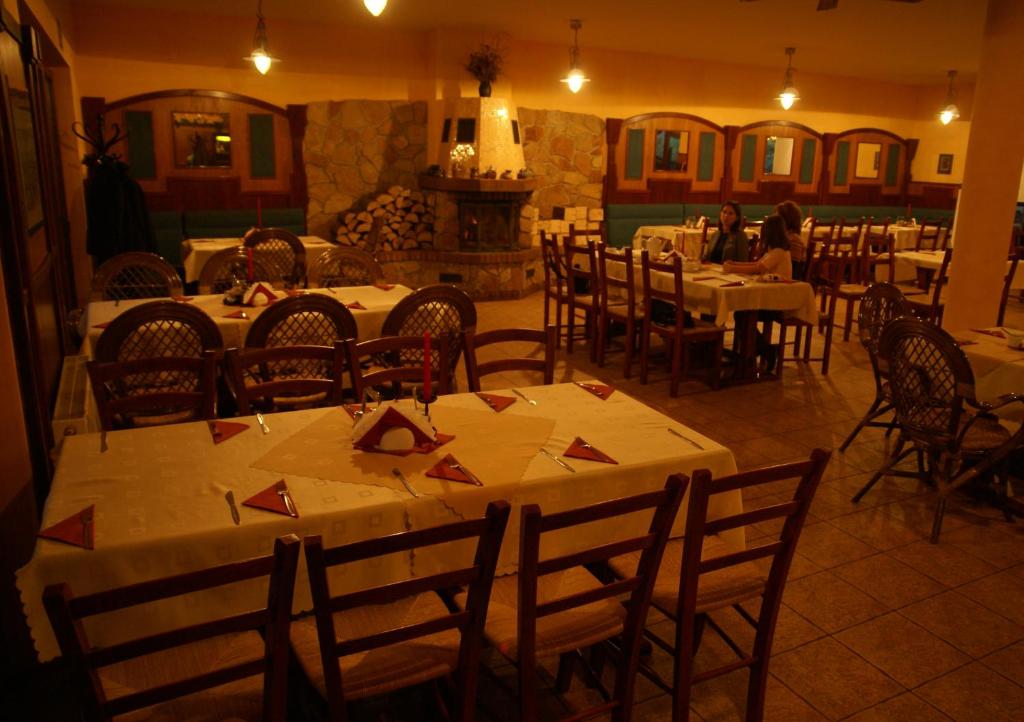 Reštaurácia alebo iné gastronomické zariadenie v ubytovaní Hotel Twardowski