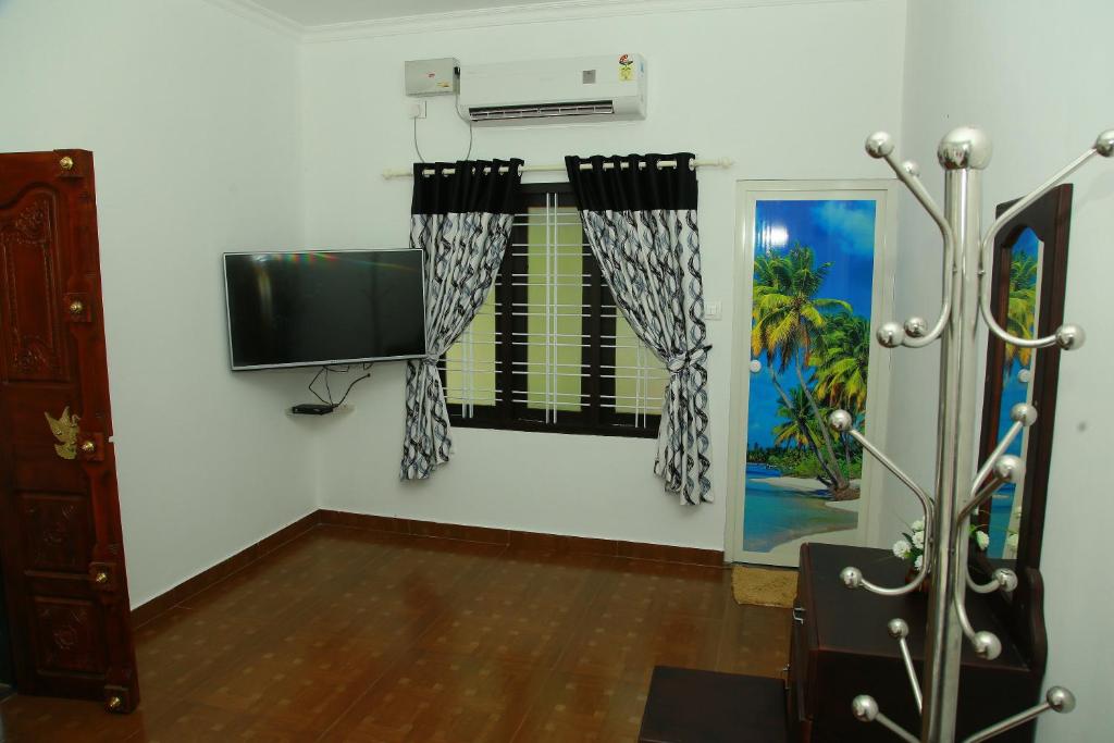 TV a/nebo společenská místnost v ubytování Marari Neena Beach homestay